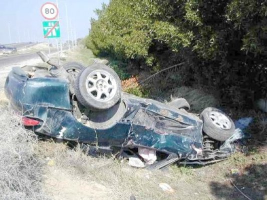 Un mort şi doi răniţi, într-un accident cu o maşină abia cumpărată